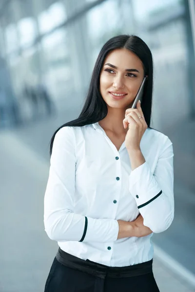 Affärskvinna som använder telefon i Office — Stockfoto