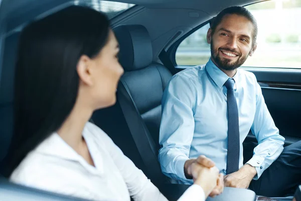 Zakelijke bijeenkomst van mensen en werken In auto. — Stockfoto