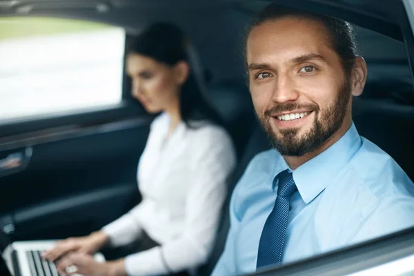 Retrato de gente de negocios en coche . — Foto de Stock