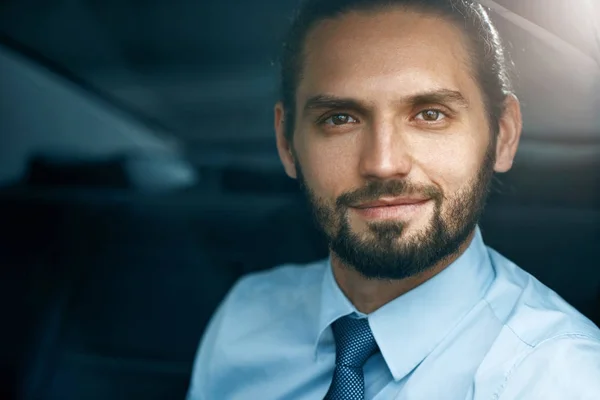 Homme d'affaires souriant en voiture. Portrait des gens d'affaires — Photo