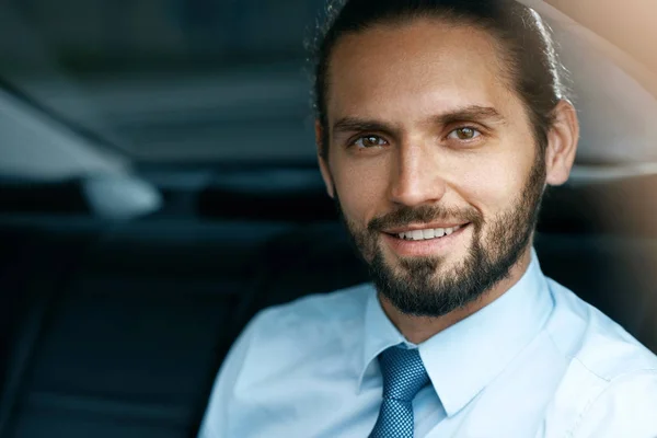 Un uomo d'affari sorridente in macchina. Ritratto di uomini d'affari — Foto Stock