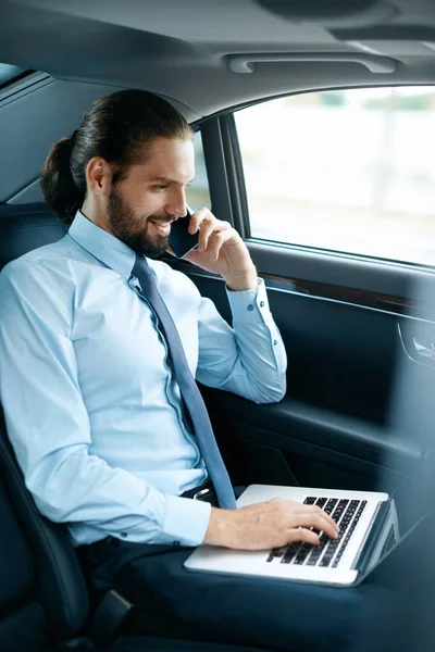 Homme d'affaires en voiture appelant au téléphone tout en allant au travail — Photo