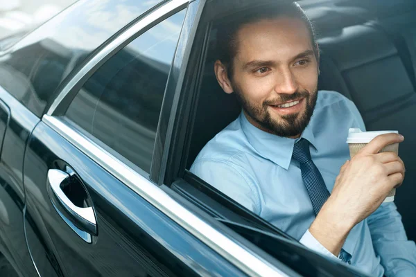 Hombre bebiendo café en retrato de coche —  Fotos de Stock