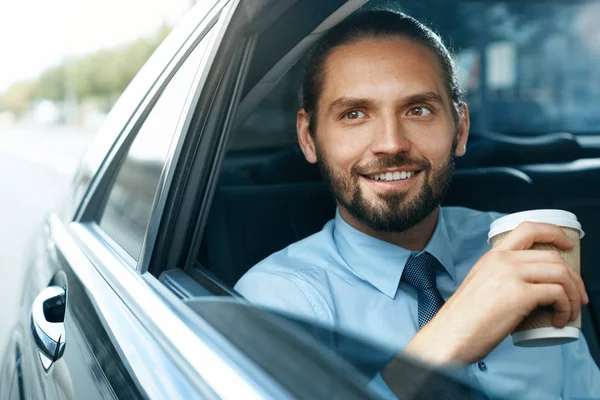 Homem bebendo café no retrato do carro — Fotografia de Stock