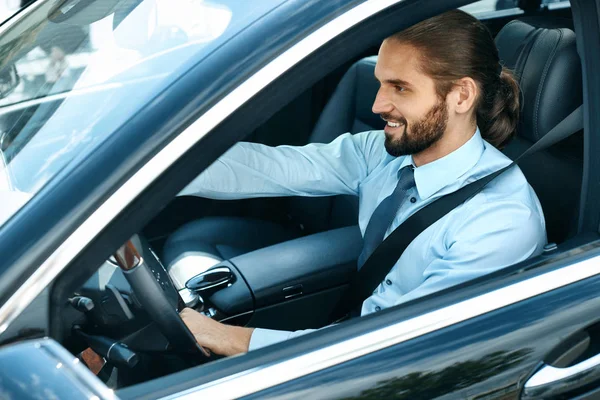 Mężczyzna jazdy samochodu. Portret uśmiechnięty mężczyzna jazdy samochodu — Zdjęcie stockowe