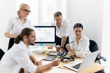 İş görüşmesi. Office proje üzerinde insanlar