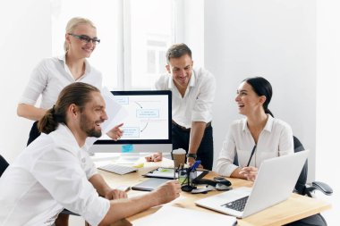 İş görüşmesi. Office proje üzerinde insanlar