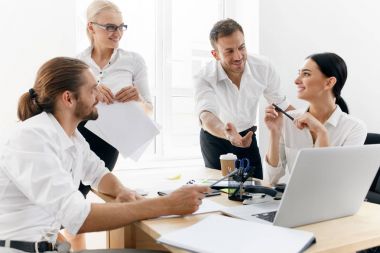 İş görüşmesi. Office proje üzerinde insanlar