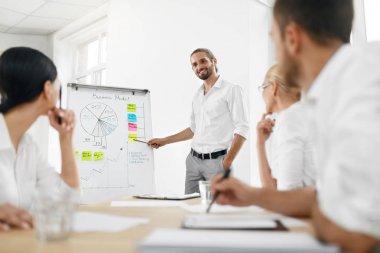 Takım toplantısı. Ofis çalışanları ile iş eğitim.