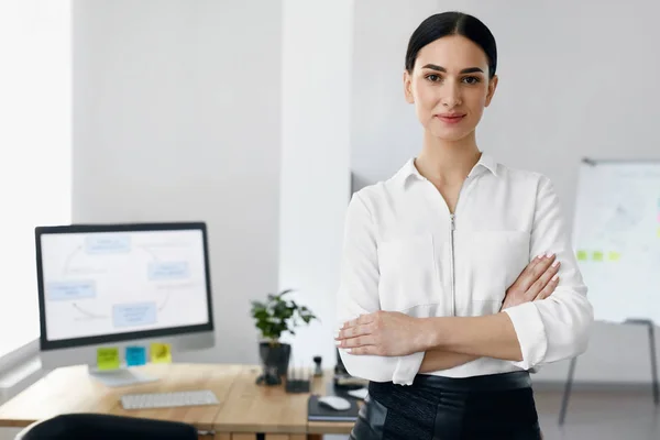 Geschäftsleute. Porträt einer Frau im Amt — Stockfoto