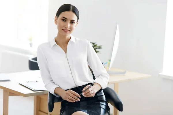 Empresários. Retrato de mulher no escritório — Fotografia de Stock