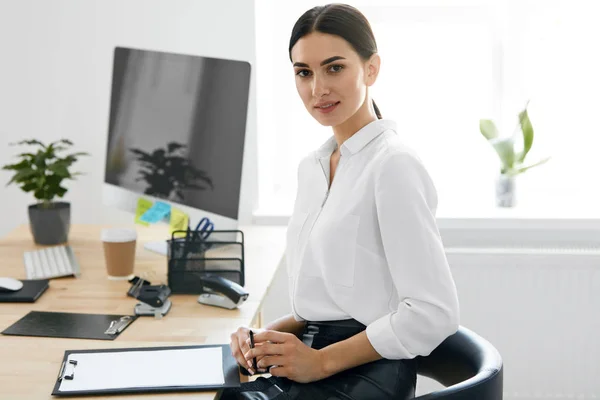 Geschäftsleute. Porträt einer Frau im Amt — Stockfoto