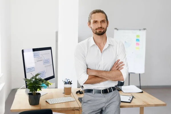 Självsäker manliga arbetare stående i Office — Stockfoto