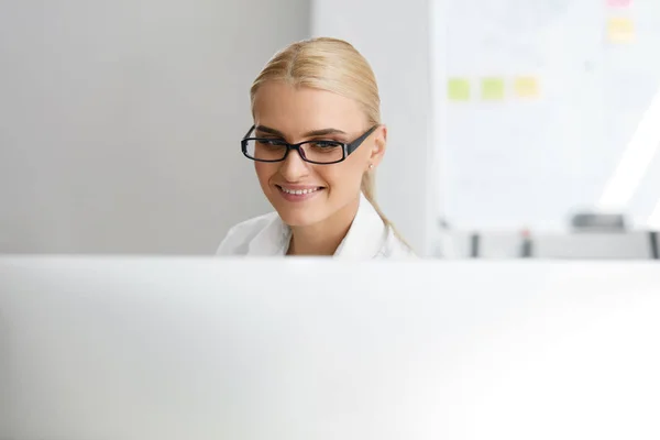 Woman In Office. Portrait Of Female Worker — Stock Photo, Image