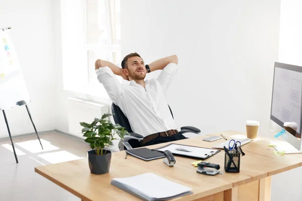 Pracownik relaksujący w biurze. Zrelaksowany człowiek w pracy — Zdjęcie stockowe