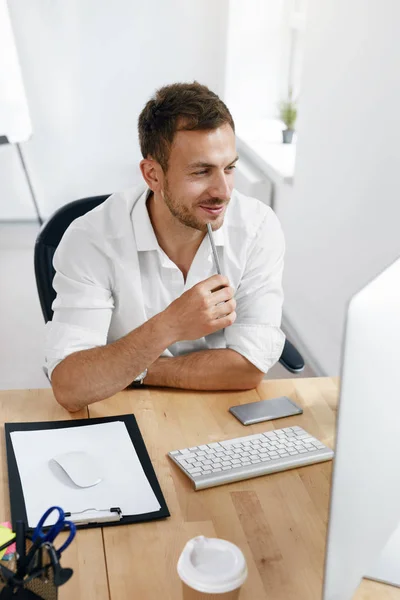 Joven hombre de negocios trabajando en la computadora en la oficina . — Foto de Stock