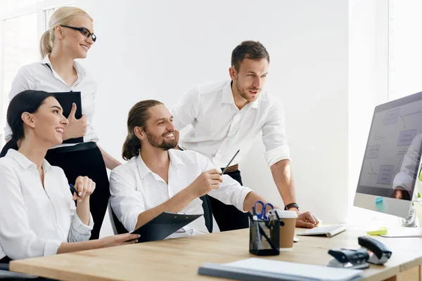 Geschäftsleute bei Besprechungen Ideen austauschen, im Büro arbeiten. — Stockfoto