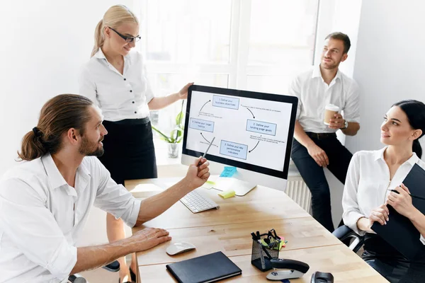 Mensen uit het bedrijfsleven op vergadering delen van ideeën, werken In Office. — Stockfoto