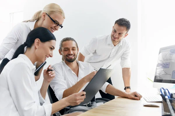 Gente de negocios en reuniones compartiendo ideas, trabajando en la oficina . — Foto de Stock