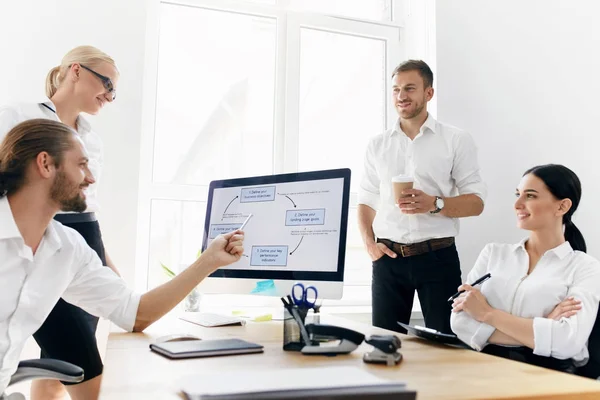 Geschäftsleute bei Besprechungen Ideen austauschen, im Büro arbeiten. — Stockfoto