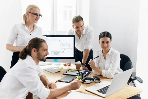 Incontro d'affari. Persone che lavorano al progetto in ufficio — Foto Stock