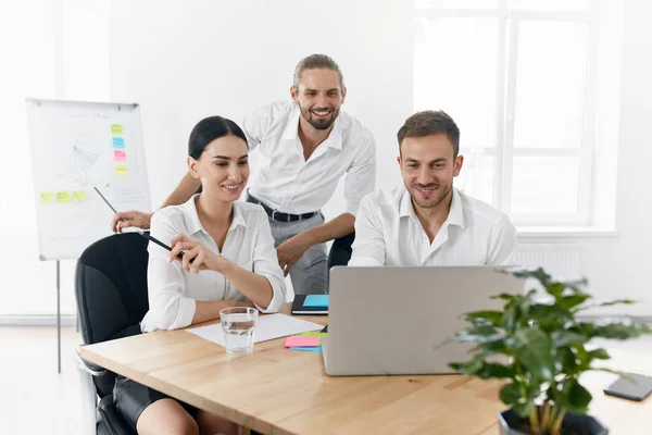 Teamet som arbetar på kontor, tittar på en dator — Stockfoto