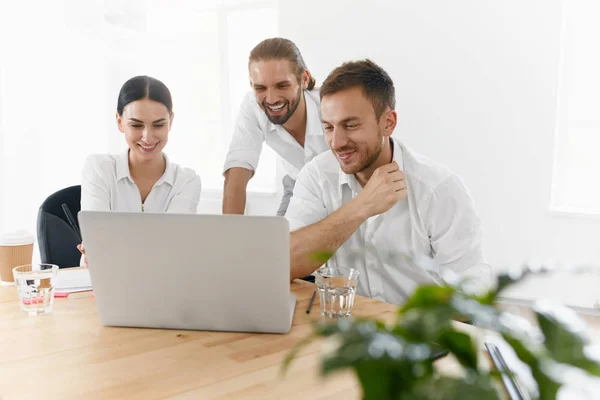 Trabalho em equipe no escritório, olhando para o computador — Fotografia de Stock