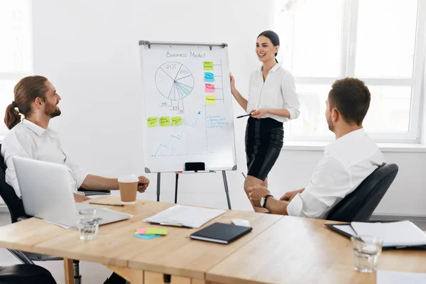 Teamvergadering. Bedrijfskundige opleiding met medewerkers In Office. — Stockfoto