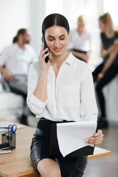 Geschäftsanruf. Frau telefoniert mit jemandem im Büro — Stockfoto