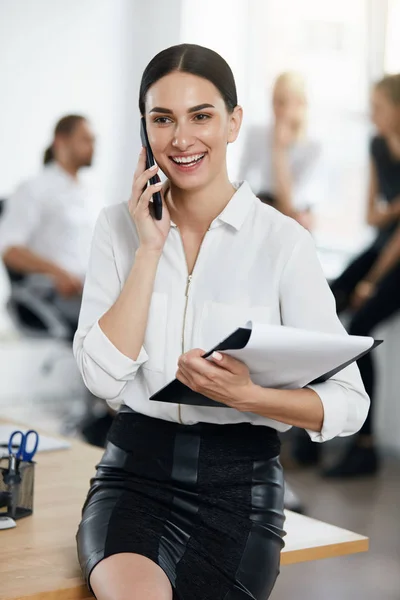 Företag-samtal. Kvinnan ringer någon på telefon i Office — Stockfoto