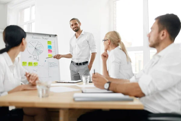 Team zakenvergadering. Man maken presentatie In Office — Stockfoto