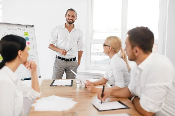 Reunião de equipa. Treinamento de negócios com funcionários no escritório . — Fotografia de Stock