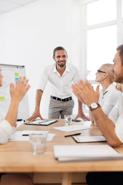 Teamvergadering. Bedrijfskundige opleiding met medewerkers In Office. — Stockfoto