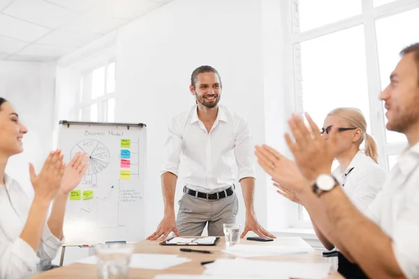 Treffen des Business-Teams. Mann macht Präsentation im Amt — Stockfoto