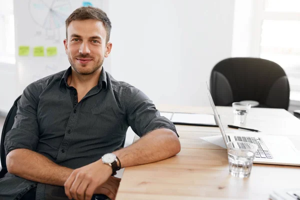 Портрет бізнесмена. усміхнений чоловік в офісі — стокове фото