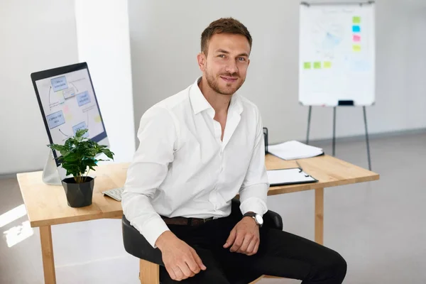 Homme au bureau. Portrait de travailleur masculin — Photo