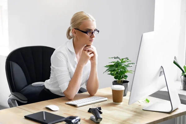 Arbeit. Frau arbeitet im Büro am Computer — Stockfoto