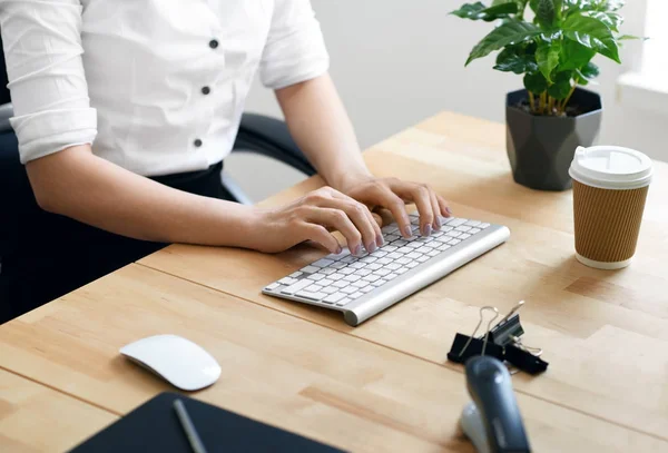 Werk. Vrouw handen typen op toetsenbord op werkplek. — Stockfoto