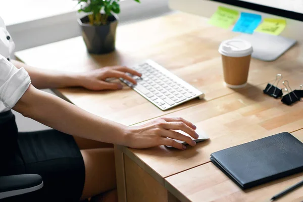 Au travail. Femme mains dactylographier sur clavier sur le lieu de travail . — Photo