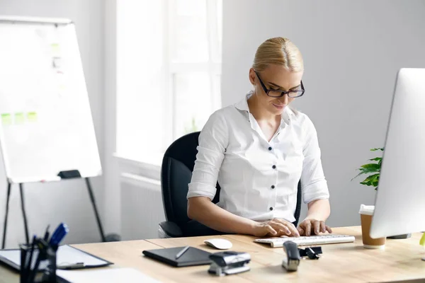 Ludzie biznesu. Kobieta pracuje na komputerze w biurze — Zdjęcie stockowe
