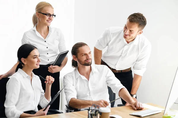 Les gens d'affaires à la réunion Partage d'idées, Travailler au bureau . — Photo