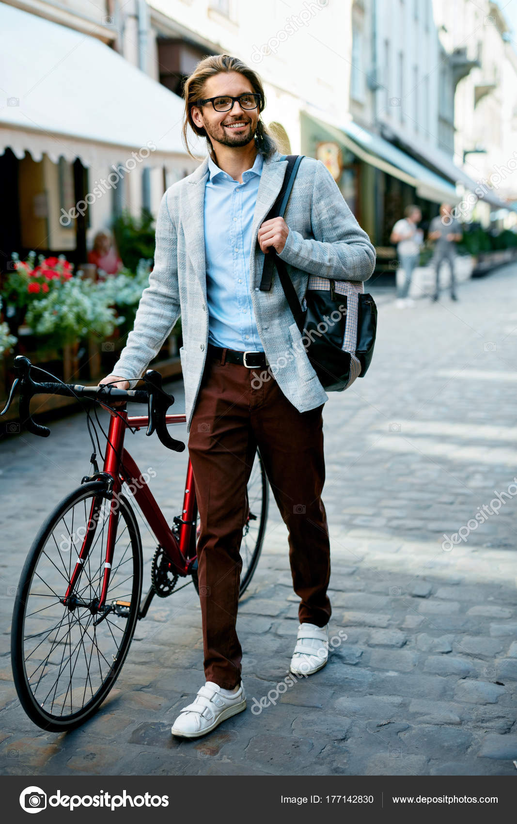 Elegante hombre con bicicleta va a trabajar en calle .: fotografía de stock © #177142830 | Depositphotos