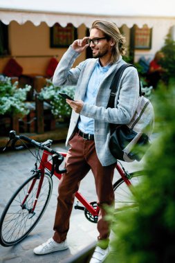 Telefonunuzun ve caddede Bisiklet adamla.