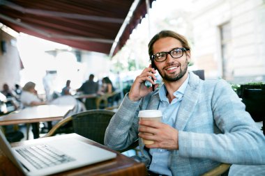 Cafe çalışır. Cafe çalışma telefonda konuşan adam