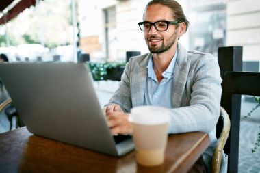 Defter--dan Cafe açık havada çalışan adam