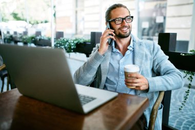 Cafe çalışır. Cafe çalışma telefonda konuşan adam