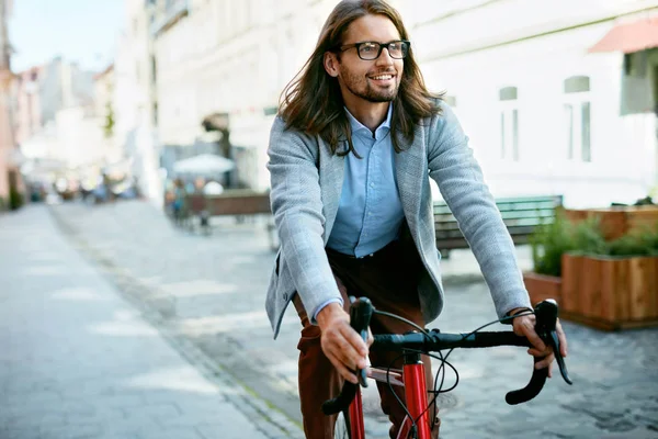 Ciclo para o trabalho. Elegante Masculino Ciclismo De Bicicleta Na Rua . — Fotografia de Stock