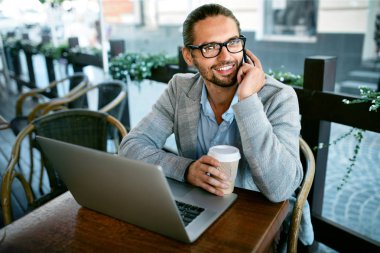 Cafe çalışır. Cafe çalışma telefonda konuşan adam