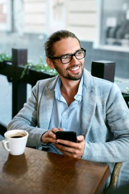 Adam telefonu Cafe kahve içme ile