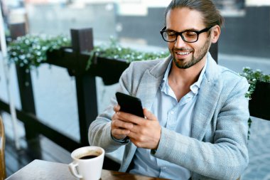 Adam telefonu Cafe kahve içme ile